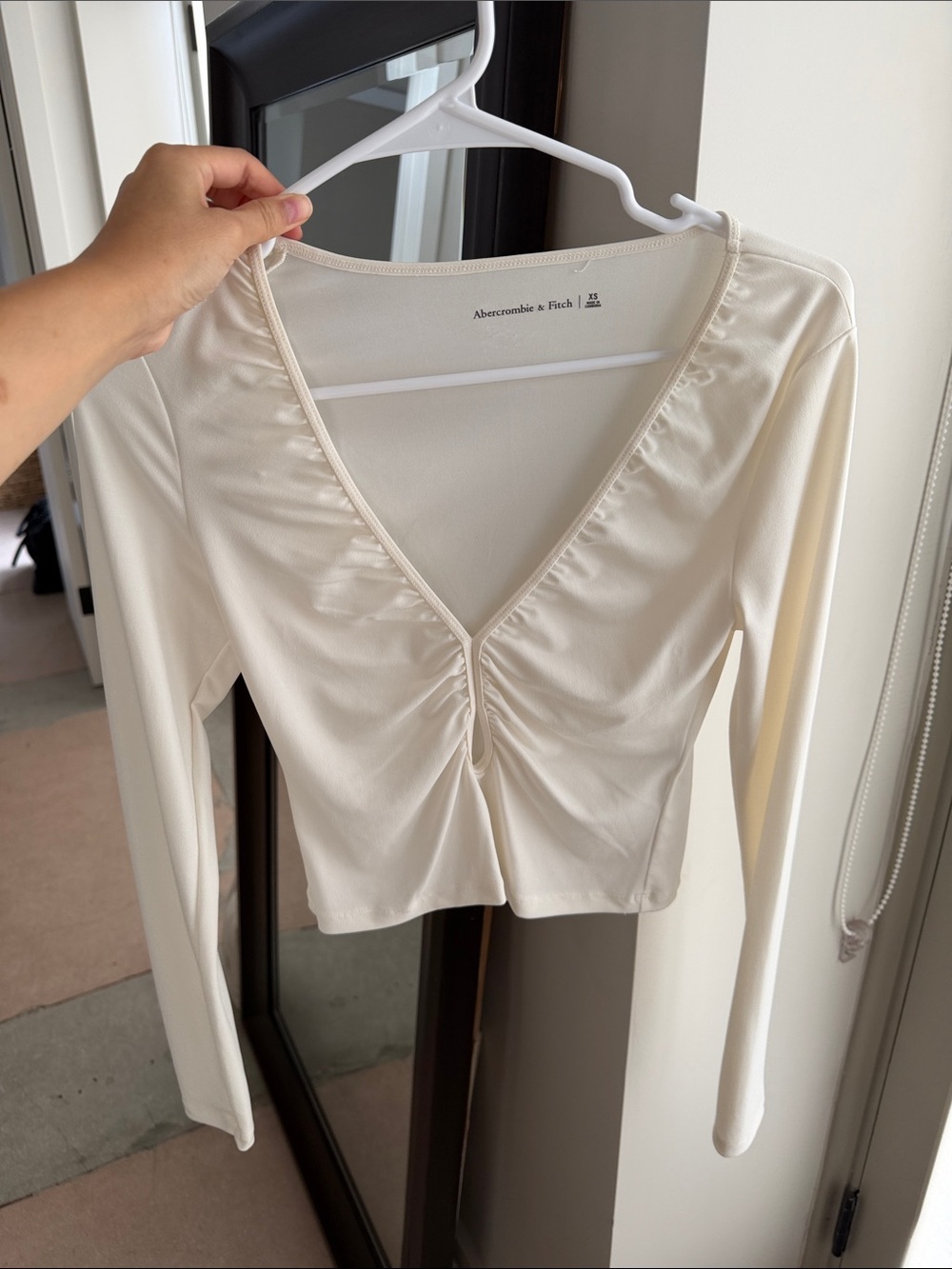 Abercrombie & Fitch Ivory Ruched V-Neck Long Sleeve Crop Top